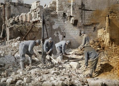 Vijf Franse soldaten ruimen het puin op in de ruïnes van Reims, dat bijna 60 procent werd verwoest door Duitse artillerie en luchtaanvallen tijdens de Eerste Wereldoorlog, 1917 door Fernand Cuville